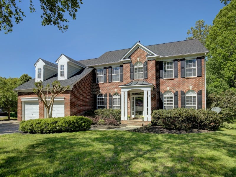 02_FRONT_OF_HOUSE_002 02_FRONT_OF_HOUSE_002
